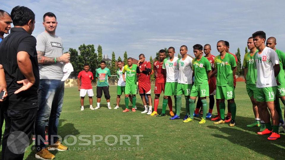 Pemain Bhayangkara FC dan pelatih anyar, Simon McMenemy. - INDOSPORT